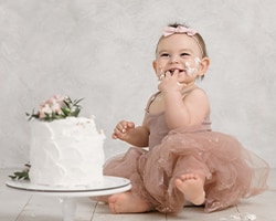 1歳の誕生日を祝う“スマッシュケーキ”とは
