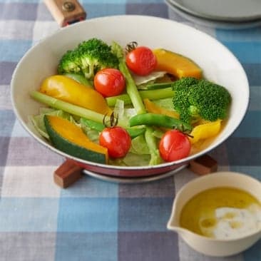 フライパンで蒸し野菜 -ホットヨーグルトソース-