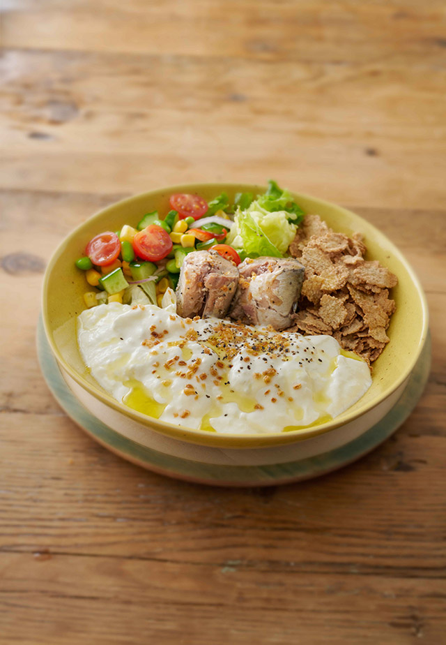 さば缶とシリアルの野菜ヨーグルト