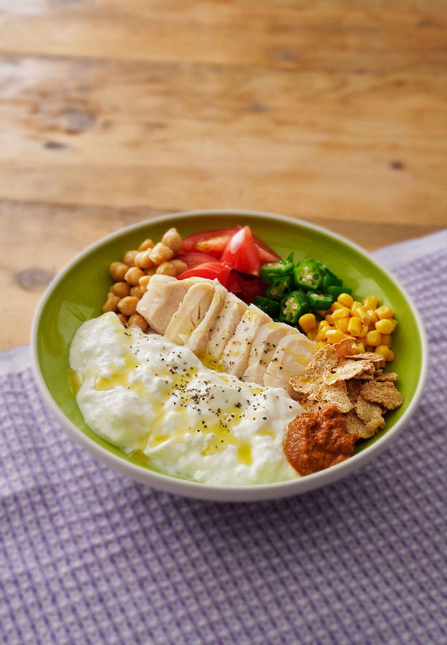 サラダチキンとひよこ豆のハリッサヨーグルト