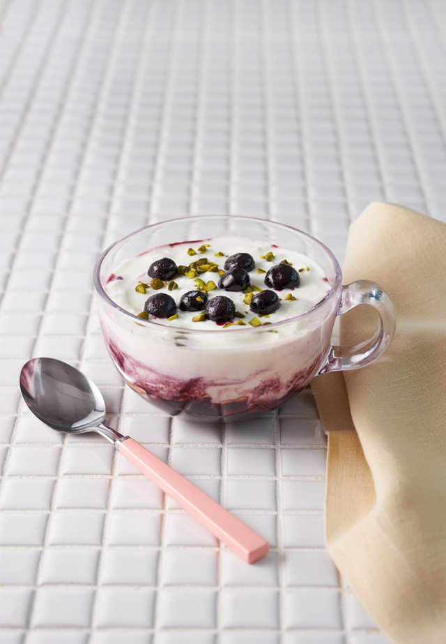 ヨーグルトたっぷりアサイーボウル