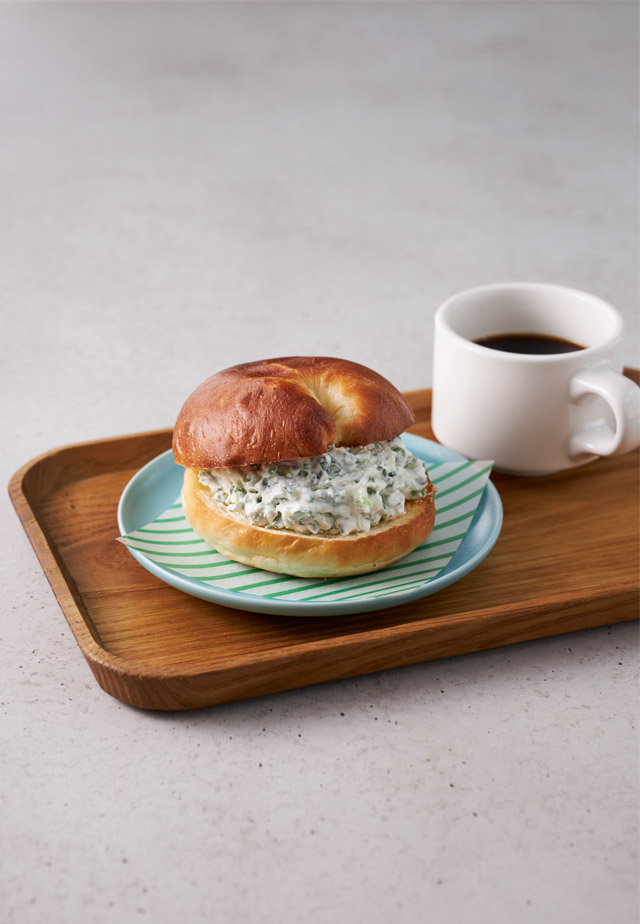 水切りヨーグルトとネギのベーグル