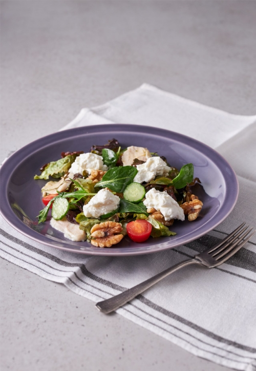 水切りヨーグルトとくるみの腸活サラダ