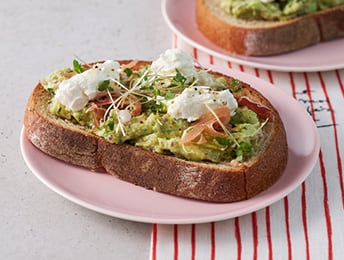 ヨーグルトでさわやかアボカドトースト