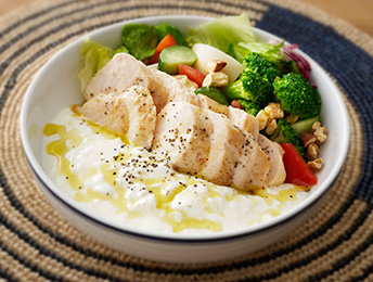 グリルチキンとナッツのヨーグルト