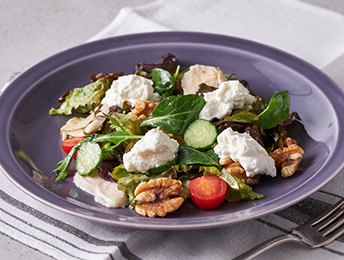 水切りヨーグルトとくるみの腸活サラダ