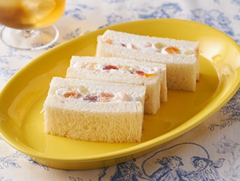 ヨーグルト漬けのドライフルーツサンド