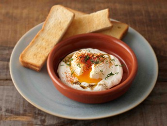 「ヤイツァ・ポ・パナギュルスキ」（ブルガリアのポーチドエッグ）