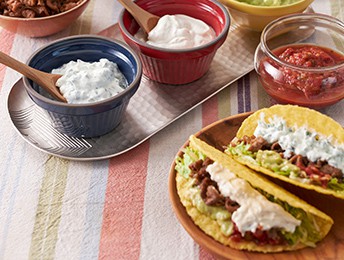 スパイシービーフとヨーグルトソースのタコス