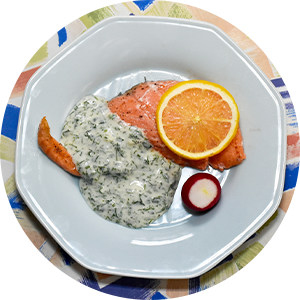 グリルドサーモンのハーブ入りヨーグルトソース添え