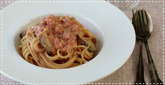 カニときのこのトマトクリームパスタ